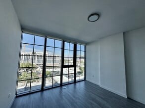 558 NW 30th St, Unit A7 in Miami, FL - Foto de edificio - Building Photo
