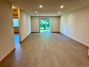 323 Williamsburg Pl in New Richmond, WI - Building Photo - Building Photo