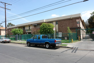 8542 Columbus Ave in North Hills, CA - Foto de edificio - Building Photo