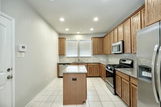7220 Wyoming Springs Dr in Round Rock, TX - Foto de edificio - Building Photo