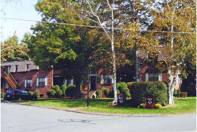 Cambridge Arms in Newington, CT - Foto de edificio - Building Photo