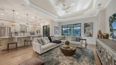 8137 Gabanna Dr, Unit Unit 2 in Sarasota, FL - Foto de edificio - Building Photo