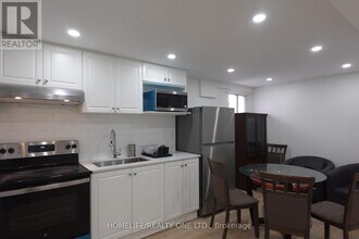 17 Darnborough Way in Toronto, ON - Building Photo - Building Photo