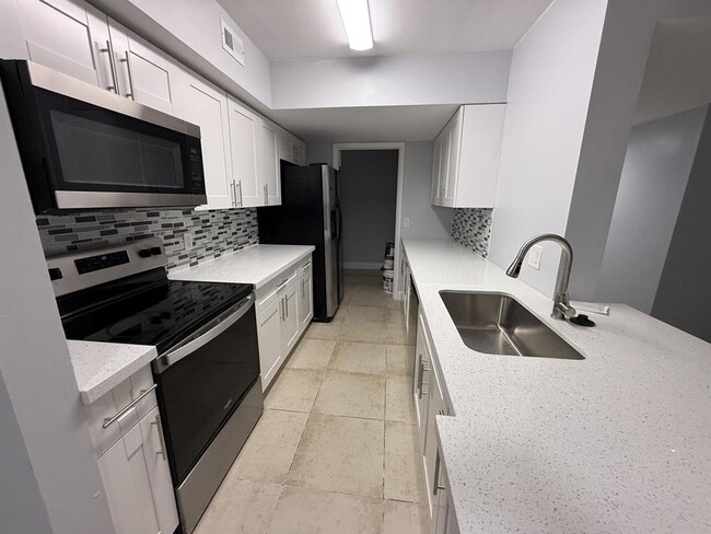 5760 Rock Island Rd, Unit 309 in Tamarac, FL - Building Photo - Building Photo