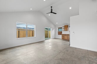 109 Gangnes Dr, Unit A in Talent, OR - Building Photo - Building Photo