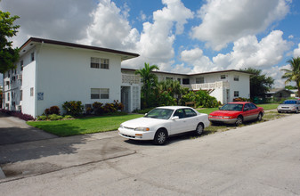 240 NW 193rd St in Miami, FL - Foto de edificio - Building Photo