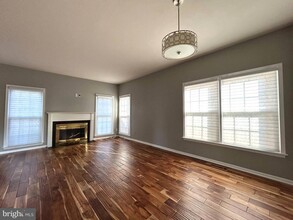 5556 Village Center Dr in Centreville, VA - Building Photo - Building Photo