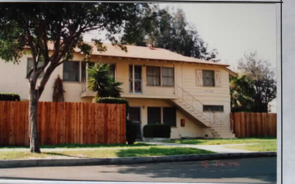 200 W Knepp Ave in Fullerton, CA - Building Photo