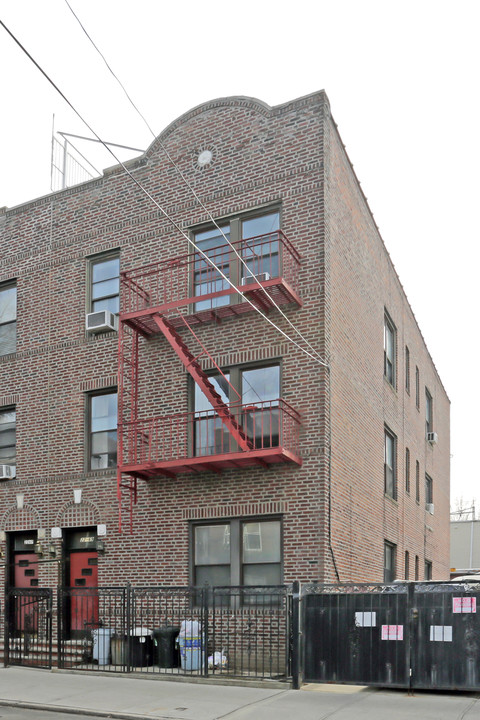 22-69 27th St in Astoria, NY - Building Photo