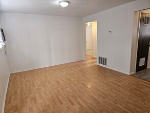 215 N 400 W in Ferron, UT - Foto de edificio - Building Photo