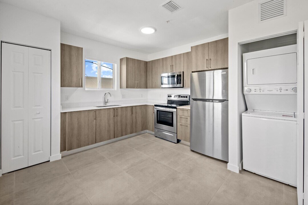 1295 W 69th St in Hialeah, FL - Building Photo