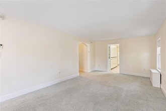 6 Chase Ln in Lincoln, RI - Building Photo - Building Photo