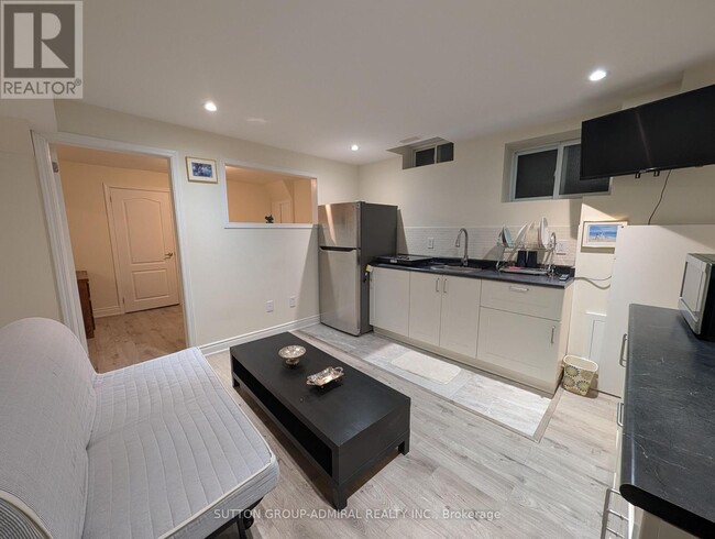 60 Mynden Way in Newmarket, ON - Building Photo - Building Photo