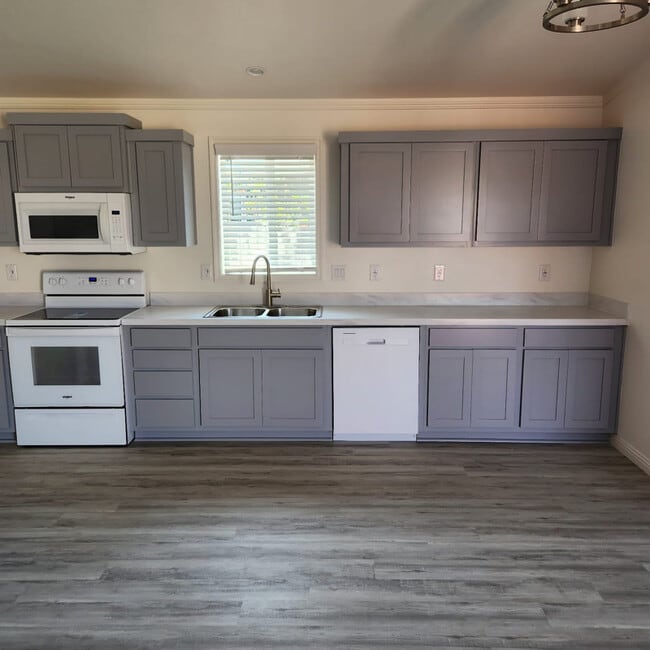 1607 Walton St in Oceanside, CA - Foto de edificio - Building Photo
