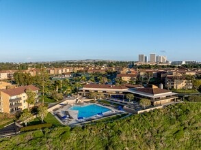 Park Newport in Newport Beach, CA - Foto de edificio - Building Photo