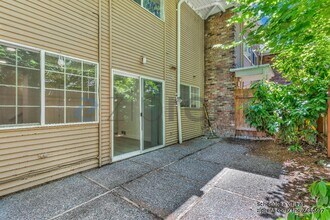 12211 SE 59th St in Bellevue, WA - Building Photo - Building Photo