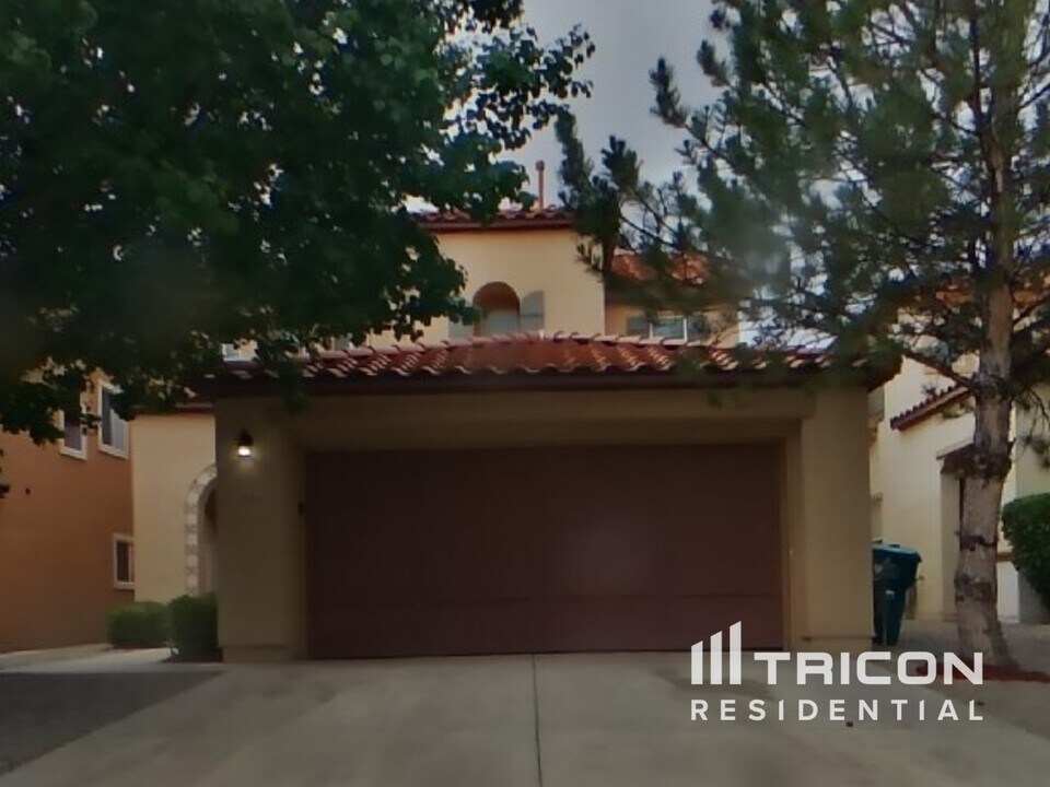 1044 Waterfall Dr in Rio Rancho, NM - Building Photo
