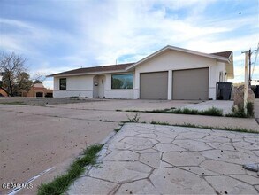 201 Vista Rio Cir in El Paso, TX - Building Photo - Building Photo