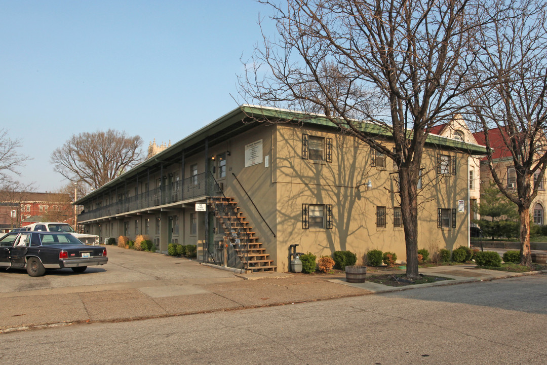 De Ville Apartments in Louisville, KY - Building Photo