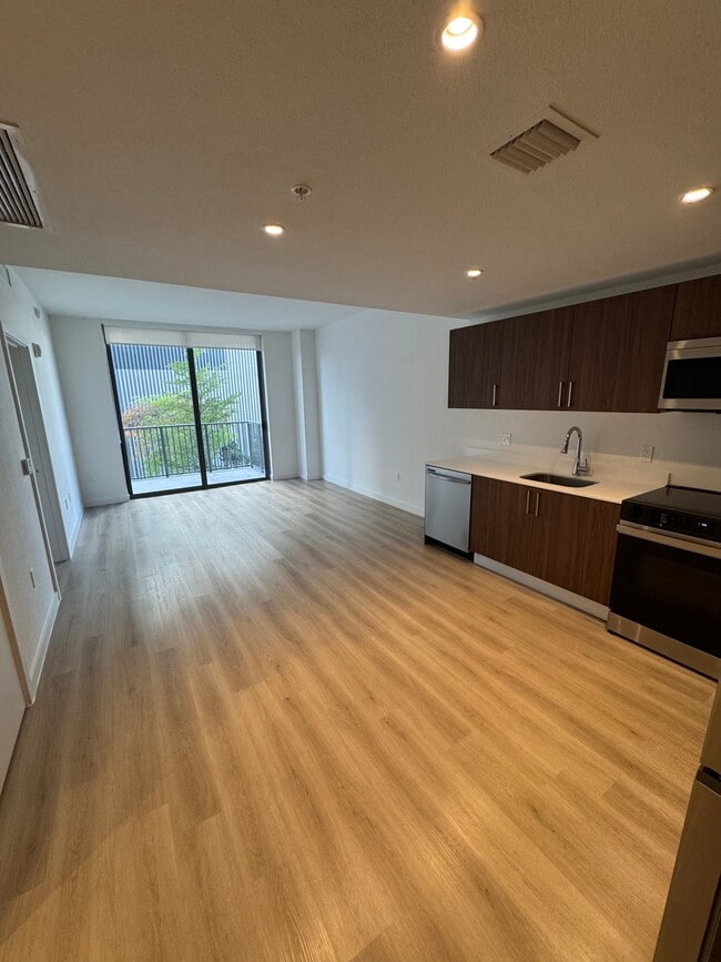 3821 NW 12th Ter, Unit Flat E in Miami, FL - Foto de edificio - Building Photo