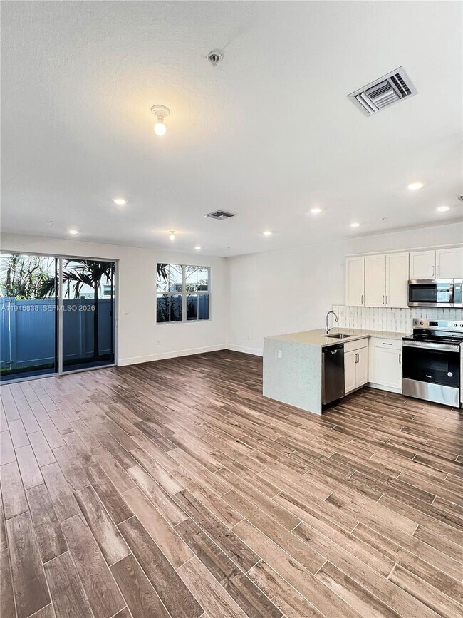 165 SW 170th Ave in Pembroke Pines, FL - Foto de edificio - Building Photo