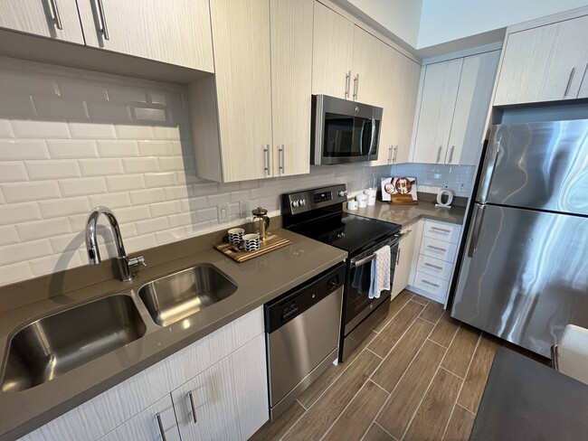 2131 NE 167th St, Unit A1 in North Miami Beach, FL - Foto de edificio - Building Photo