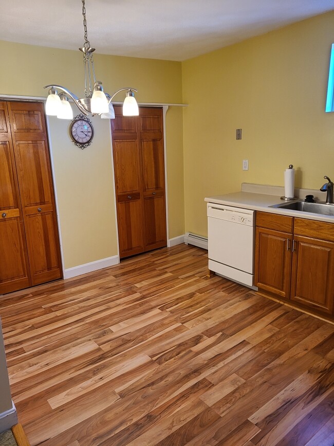 12 Whiting St, Unit 12 in Billerica, MA - Foto de edificio - Building Photo