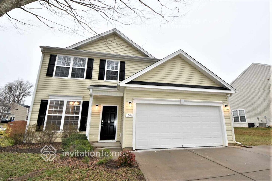 1206 Bethpage Dr in Mebane, NC - Foto de edificio