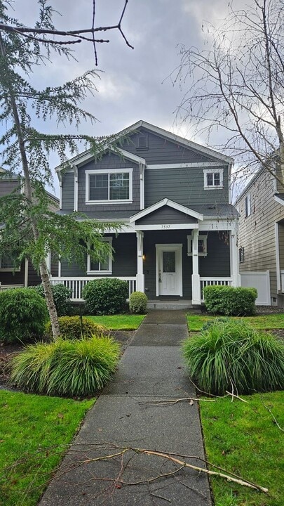7537 Columbia Way NE in Lacey, WA - Building Photo