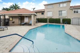221 Riviera Cir in Weston, FL - Building Photo - Building Photo
