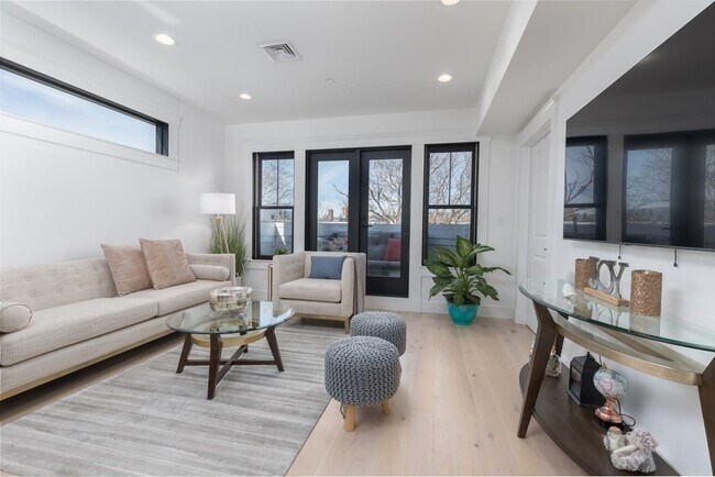 331 Chelsea St, Unit 4 in Boston, MA - Foto de edificio - Building Photo