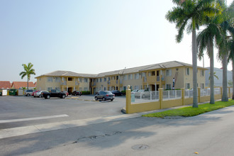 Junor Apartments in Hialeah, FL - Building Photo - Building Photo