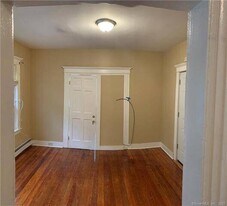 146 Dover St in Bridgeport, CT - Building Photo
