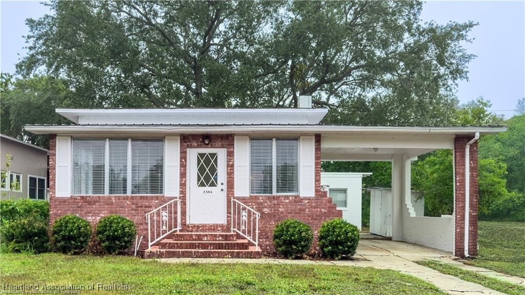 2384 Lakeview Dr in Sebring, FL - Building Photo