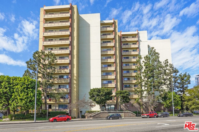 321 S San Vicente Blvd in Los Angeles, CA - Building Photo - Building Photo
