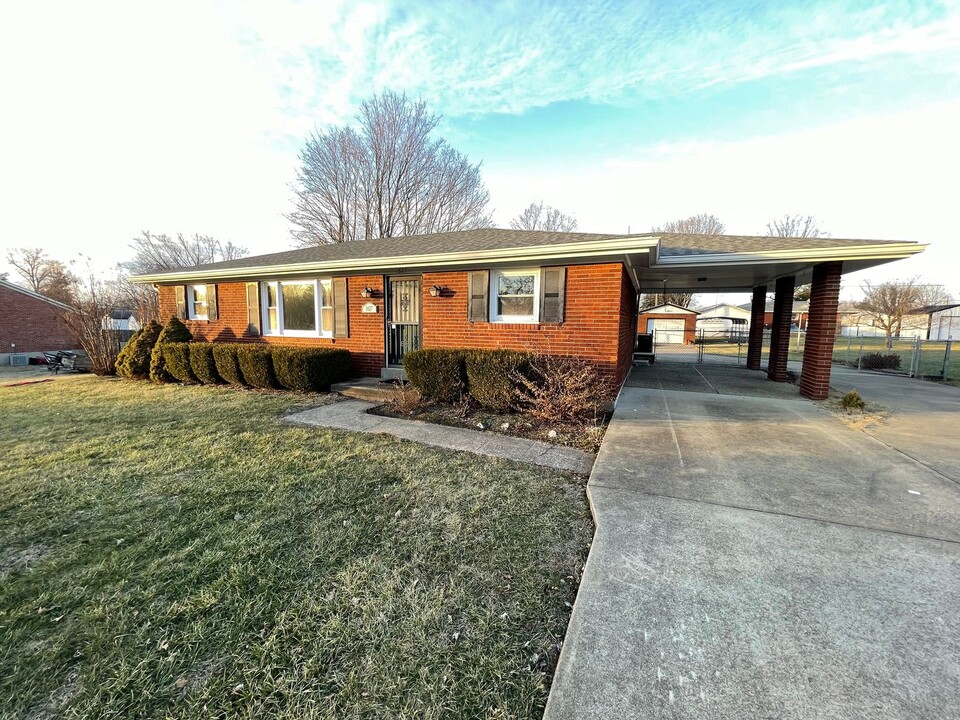 1627 Greenland Park Cir in Shelbyville, KY - Foto de edificio