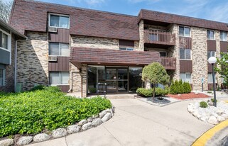 922 E Old Willow Rd in Prospect Heights, IL - Building Photo