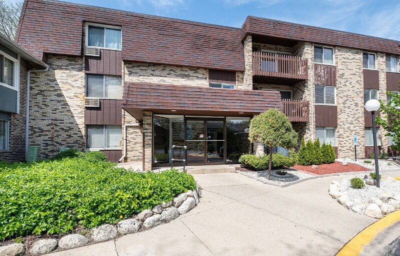 922 E Old Willow Rd in Prospect Heights, IL - Building Photo