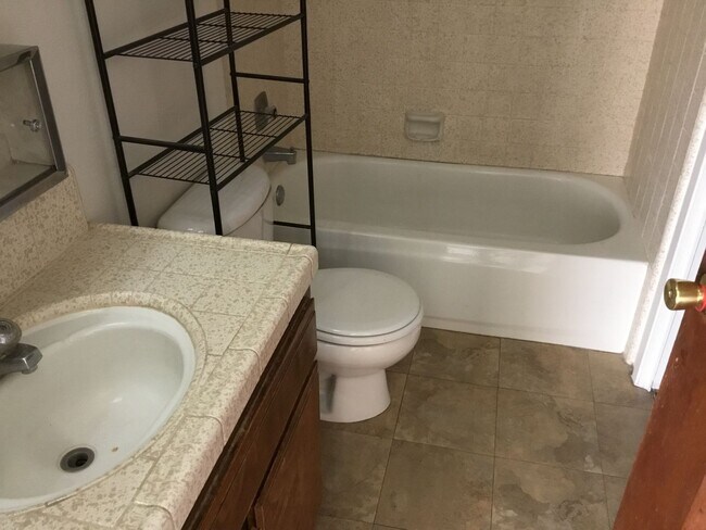 563 W Alamos Ave in Clovis, CA - Building Photo - Building Photo