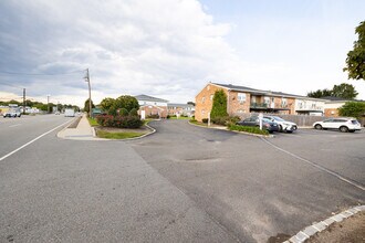 Bethpage Townhouse in Bethpage, NY - Building Photo - Building Photo