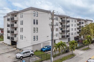 6950 W 6th Ave in Hialeah, FL - Building Photo - Building Photo