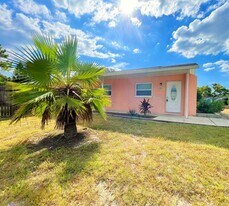 1551 Swordbill Dr in Holiday, FL - Building Photo