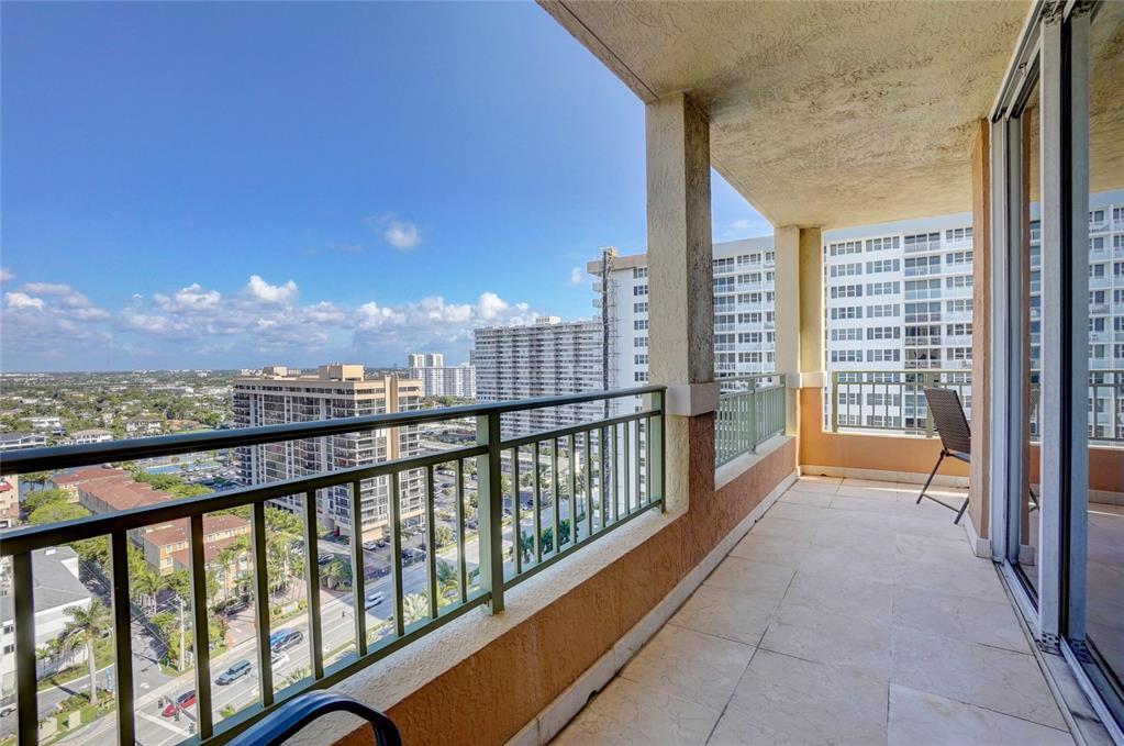 2080 S Ocean Dr, Unit 1702 in Hallandale Beach, FL - Building Photo