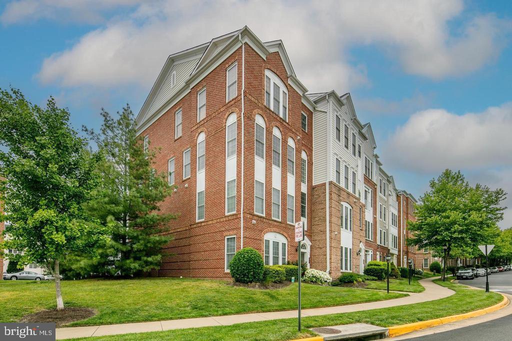 14798 Potomac Branch Dr in Leesylvania, VA - Foto de edificio