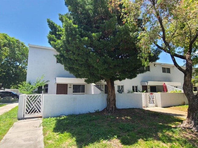 1977 NW 5th Pl, Unit 408 in Miami, FL - Building Photo - Building Photo