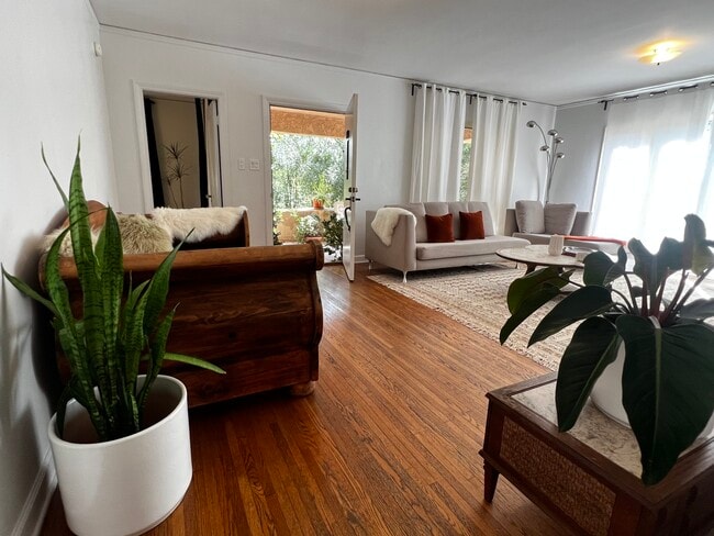 627 Tularosa Dr in Los Angeles, CA - Foto de edificio - Building Photo