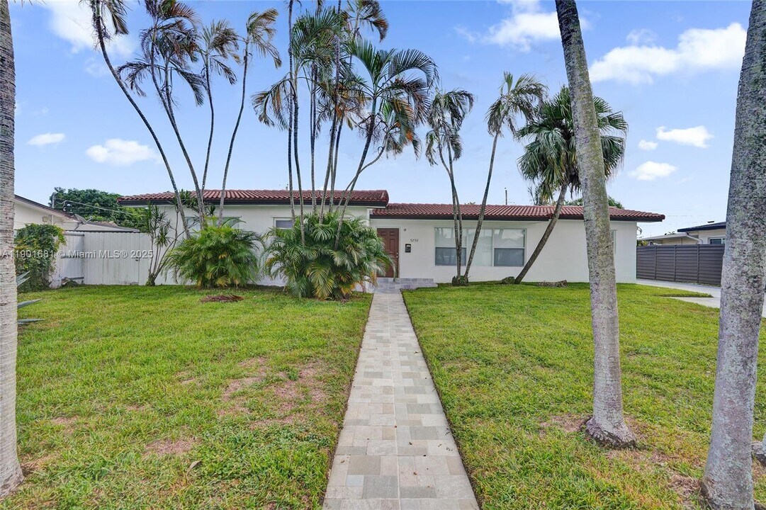5750 NW 111th St in Hialeah, FL - Building Photo