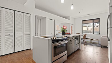63 Brookside Apartments in Kansas City, MO - Foto de edificio - Interior Photo