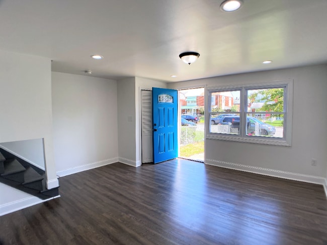 2038 Kelmore Rd in Dundalk, MD - Foto de edificio - Building Photo