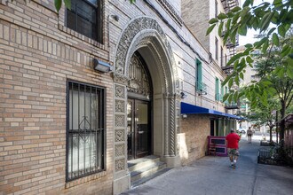 831 W 181st St in New York, NY - Foto de edificio - Building Photo